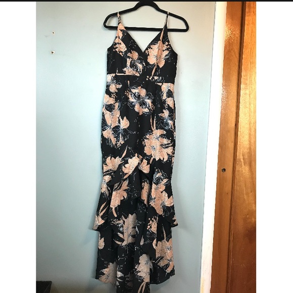 Lulus Dresses & Skirts - NWT Lulus V-Neck Black Coral Ruffle Maxi